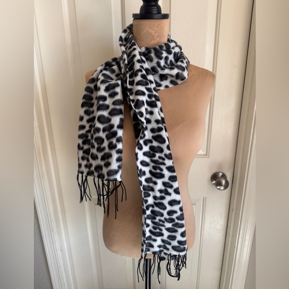 BOHO Leopard Print Scarf with Fringe in Black and White 100% Polyester EUC - Picture 3 of 11